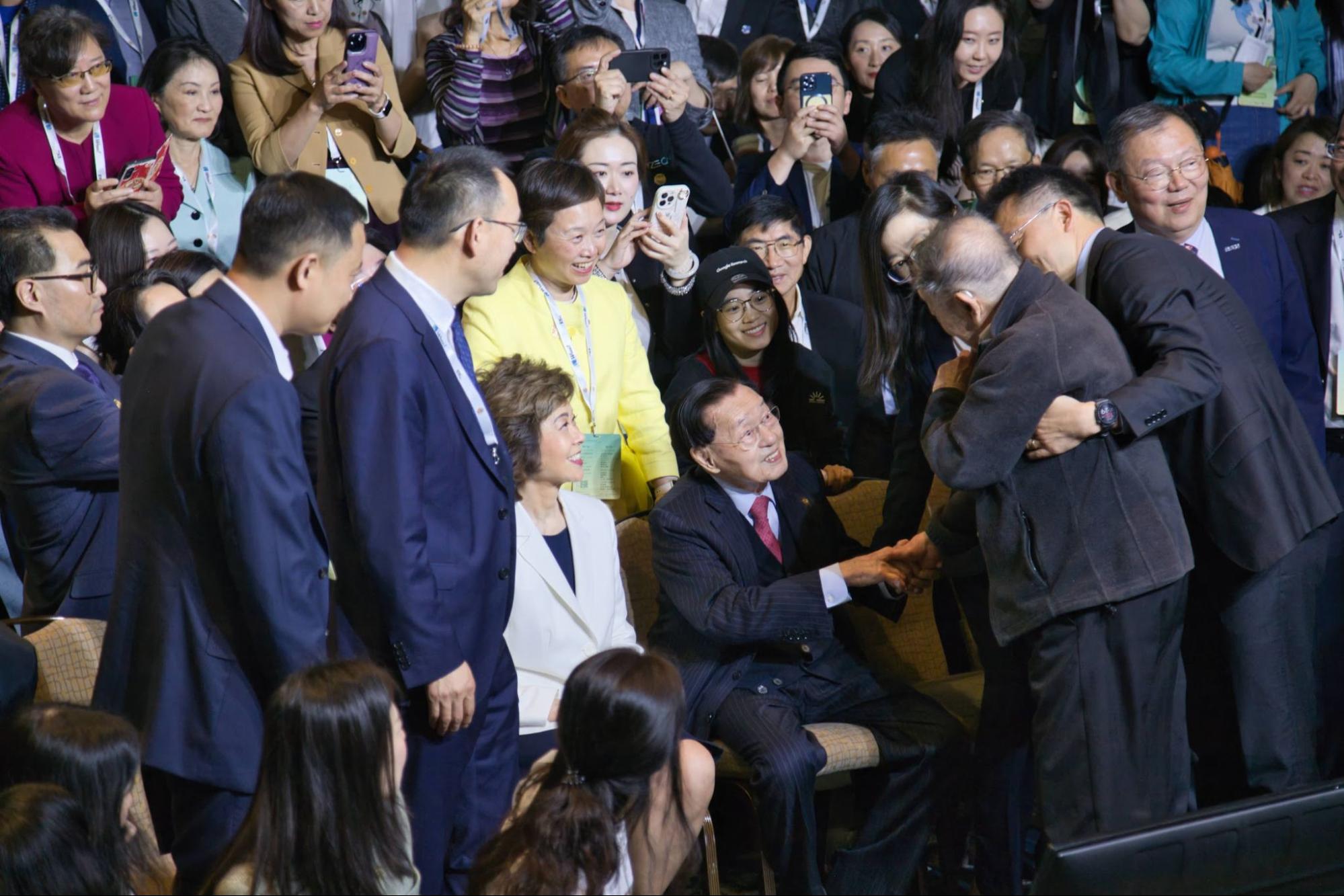 2025年交大峰会·两位学长的世纪握手