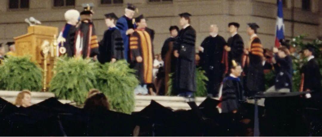 德克萨斯州州长Ann Rechards主持了学位授予庆典