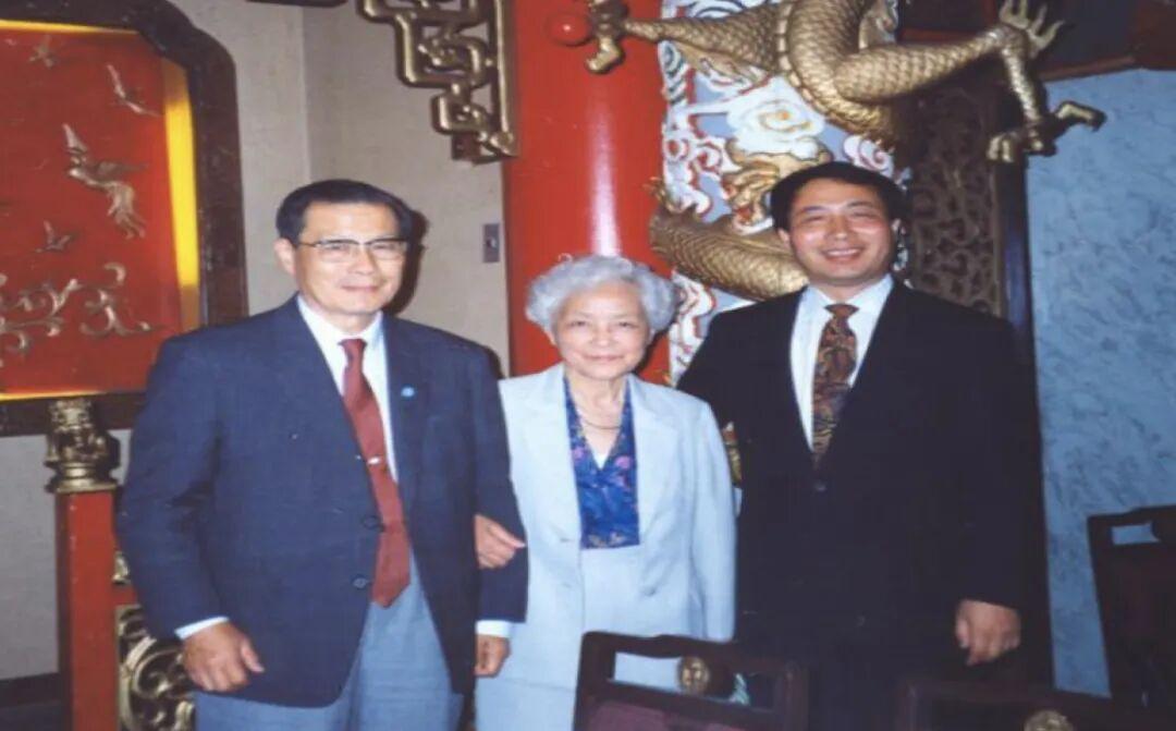 1992年中国科学院院士、中国科学院党组书记、副院长、上海硅酸盐所所长严东生教授携夫人孙璧媃教授访美