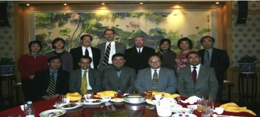 2005年杨宏钧学长陪同陈竺院士会见GSK公司高级代表团