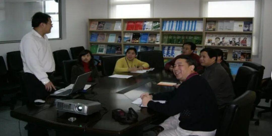 2003年杨宏钧教授对员工进行培训指导