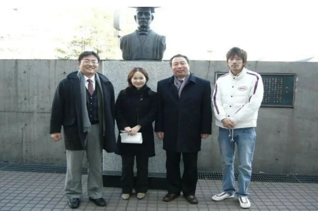 2006年杨宏钧教授应日本早稻田大学校长的邀请访问参观该大学生物医药工程和纳米技术研究所