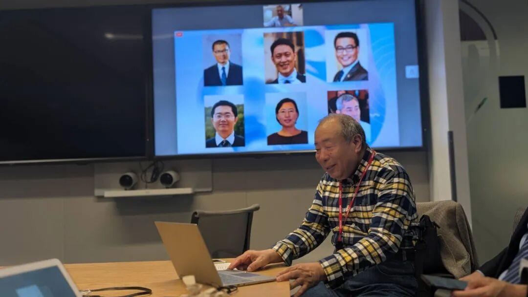 主持AI活动的杨宏钧教授