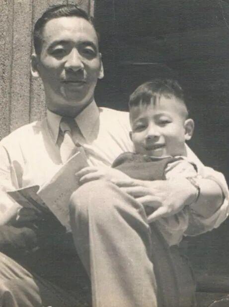 杨宏钧父亲怀抱年幼的杨宏钧