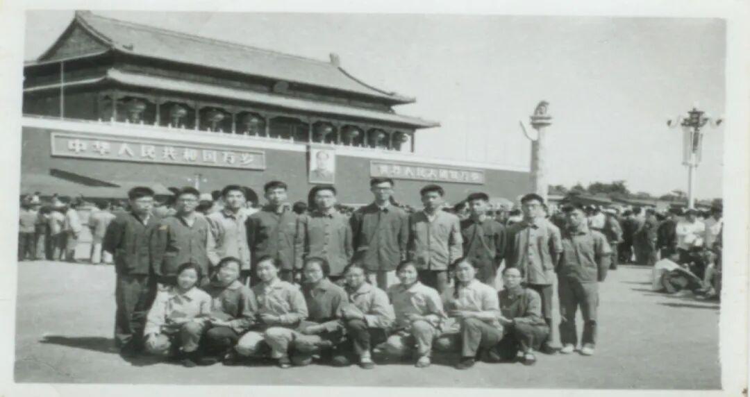 1966年9月去北京接受毛泽东第三次接见红卫兵时在天安门前留念